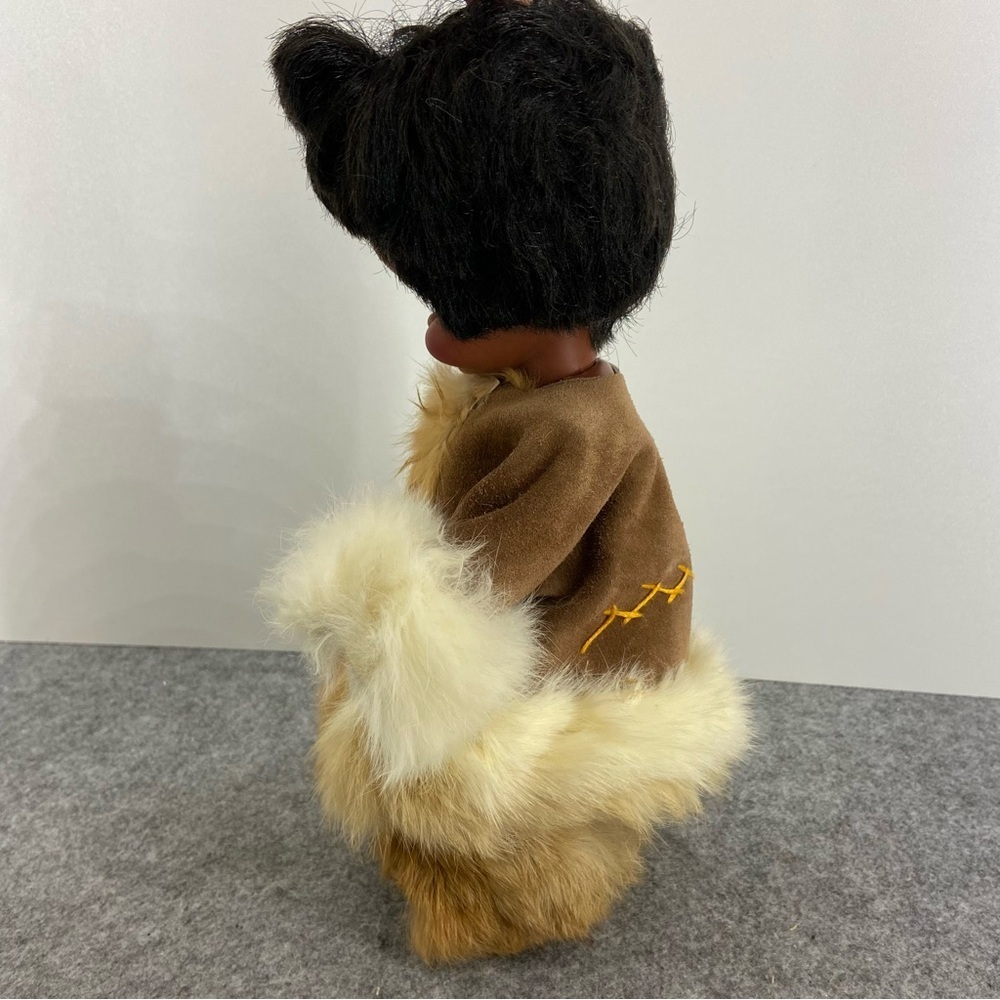 Vintage 1960’s Native American doll by the Reliable Toy Company in Canada - Picture 2 of 6